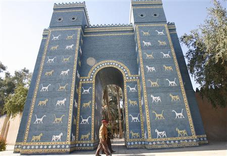 Iraqi soldiers walk past a replica of the Ishtar Gate of Ancient Babylon, 135 km (85 miles) south of Baghdad, January 13, 2009. (Reuters photo)